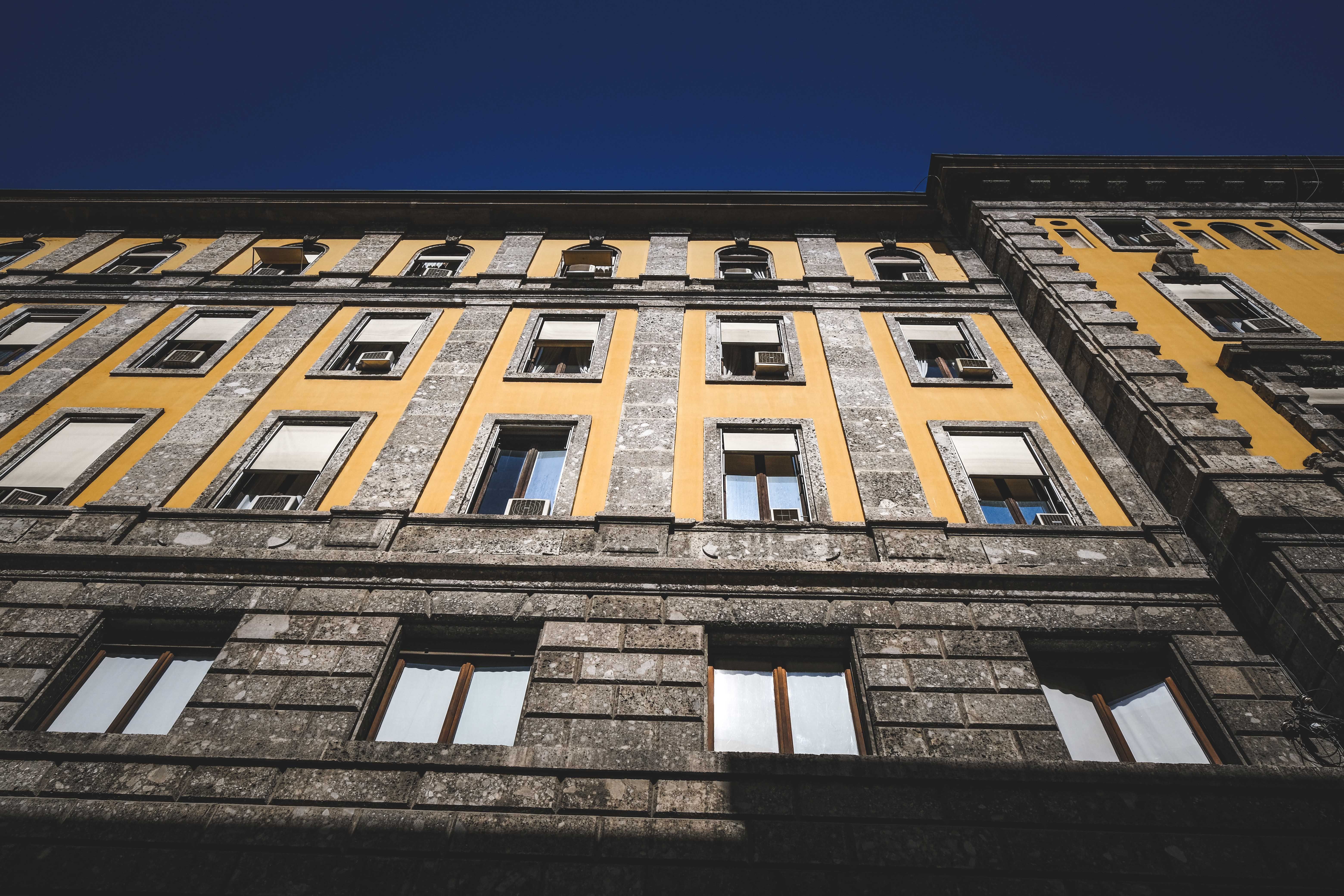 Termomodernizacja bloku z rusztowaniami i układaniem izolacji na elewacji