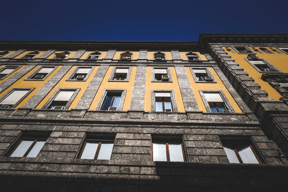 Termomodernizacja bloku z rusztowaniami i układaniem izolacji na elewacji
