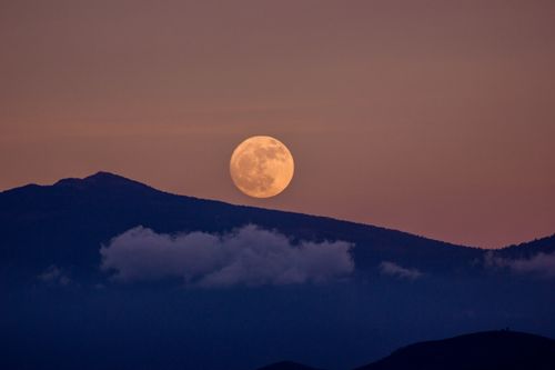 Free Stunning full moon rising over mountains in Ciudad de México at dusk with clouds. Stock Photo