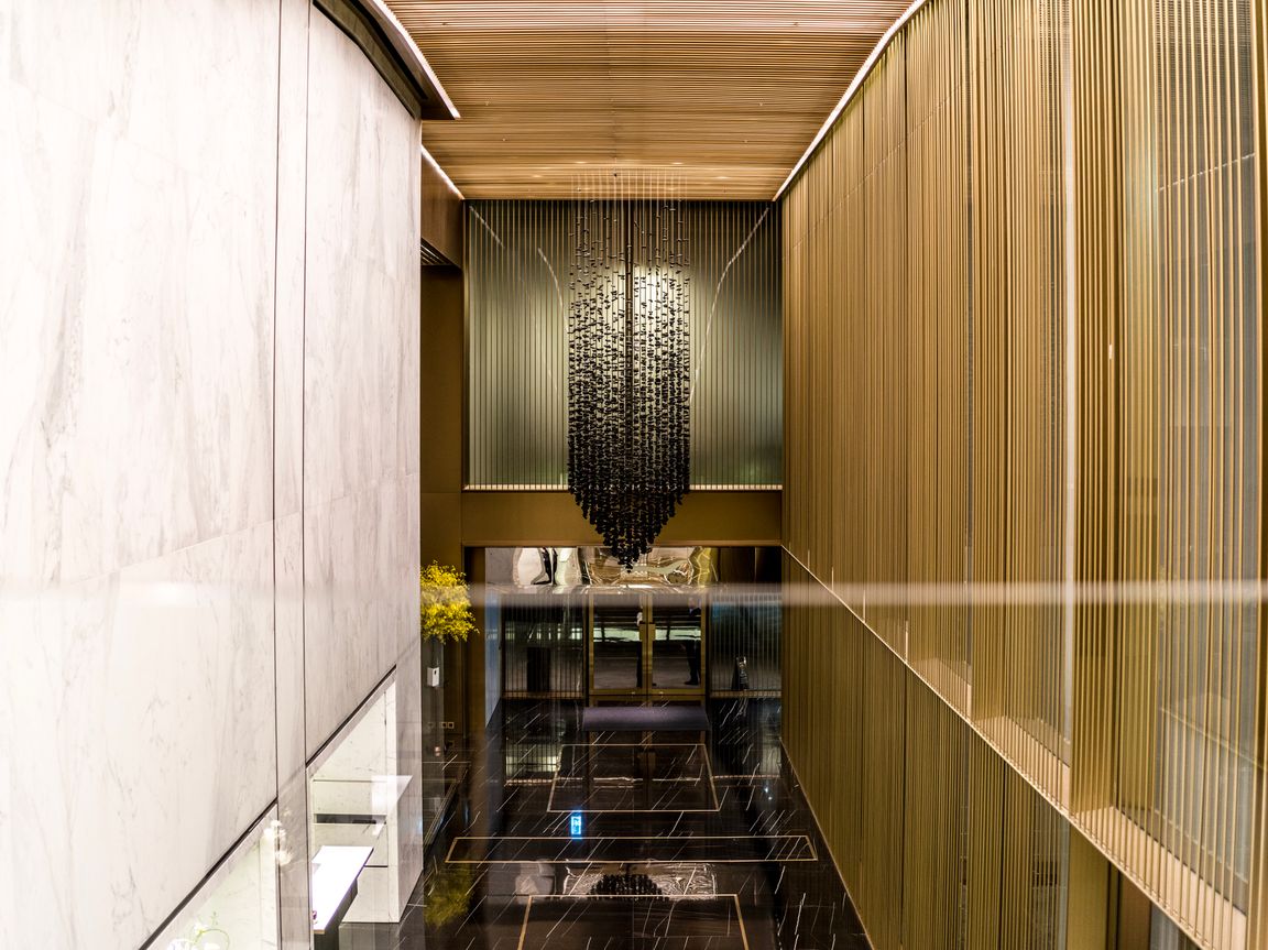 Showroom de lujo con mobiliario industrial personalizado