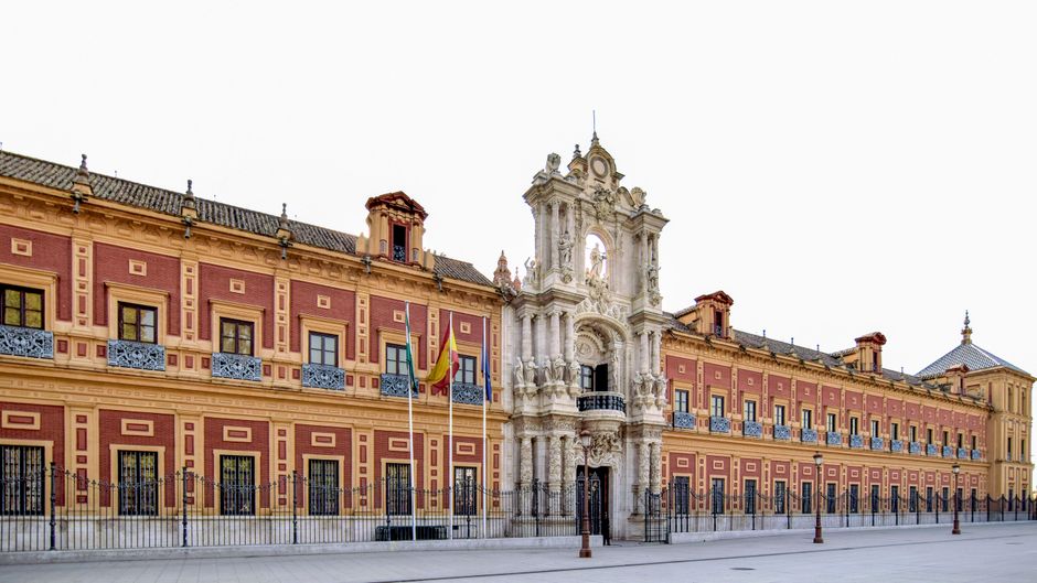 Elegante fachada barroca del Palacio de San Telmo, un monumento histórico en Sevilla, España.