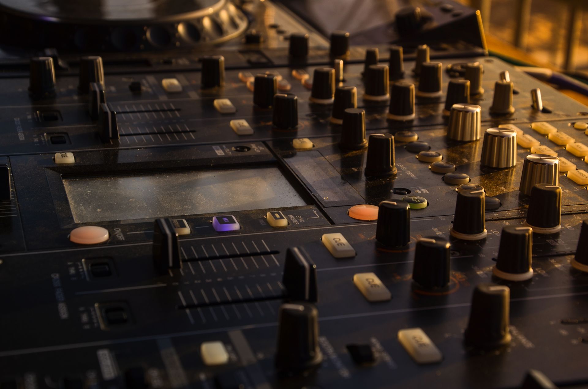 Κονσόλα DJ σε ζεστό φως — εικόνα ατμόσφαιρας