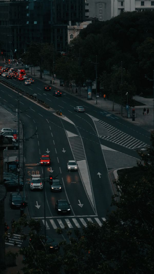 Vedere aeriană a traficului urban la o intersecție aglomerată dintr-un oraș european