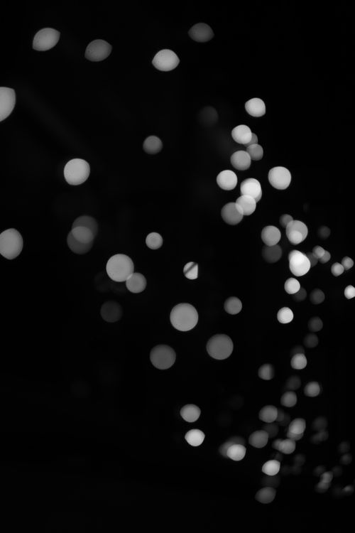 Free Abstract black and white bokeh light circles on a dark background, creating a dreamy effect. Stock Photo