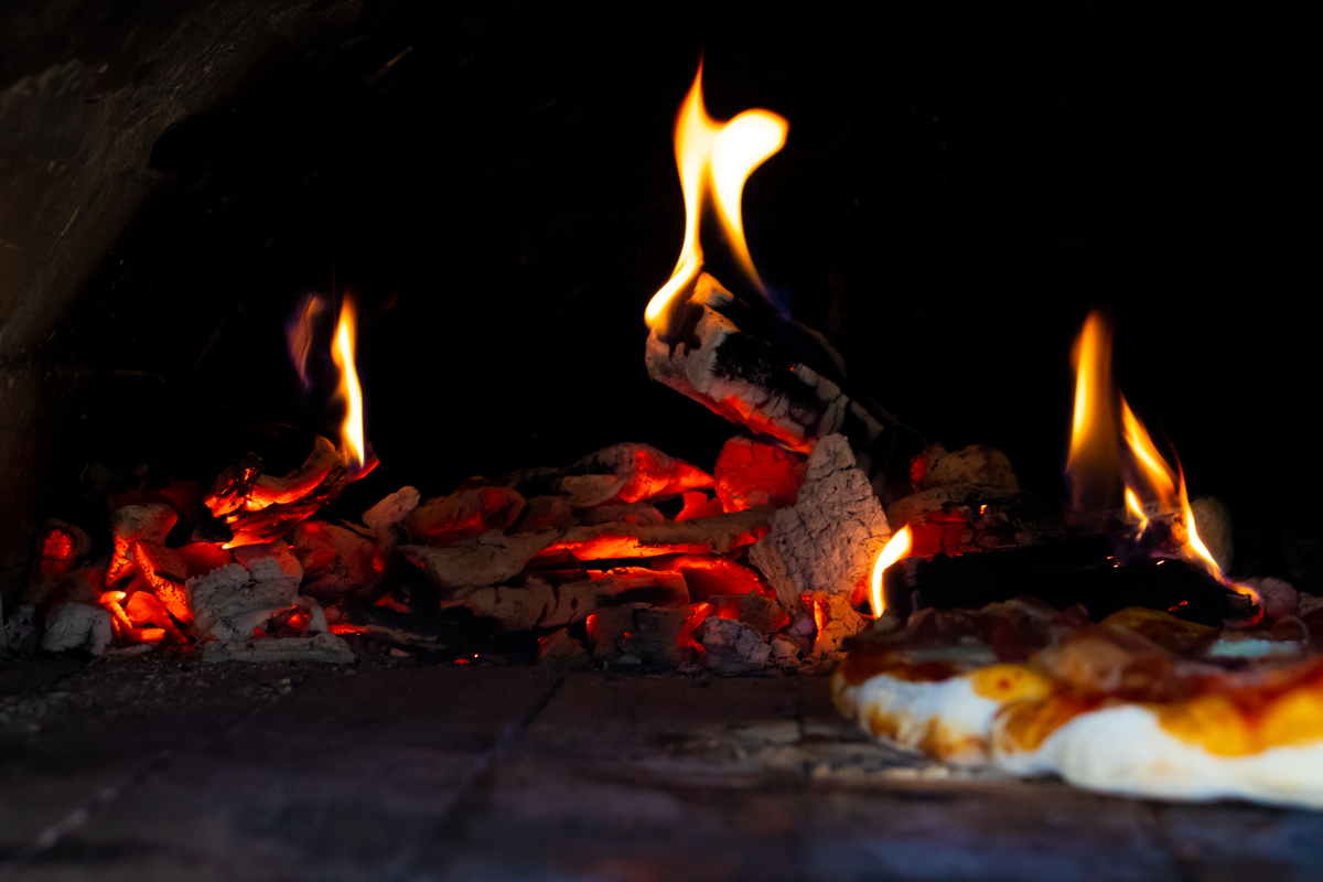 Forno a legna con fiamme vive