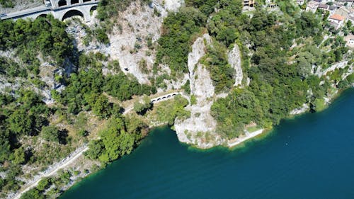 Fotobanka s bezplatnými fotkami na tému kopec, lakeshore, letecké snímkovanie