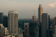 黄昏时分，马卡蒂城市景观中高耸的摩天大楼呈现出壮丽景色