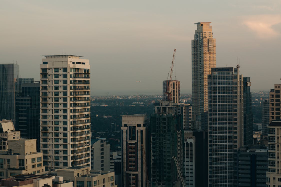 白天在城市的摩天大楼的鸟瞰图
