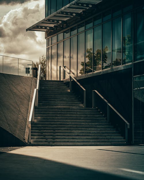 Fotos de stock gratuitas de escalera, escaleras, paneles de cristal