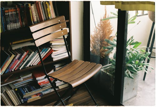 Foto profissional grátis de cadeira, estantes de livros, livros