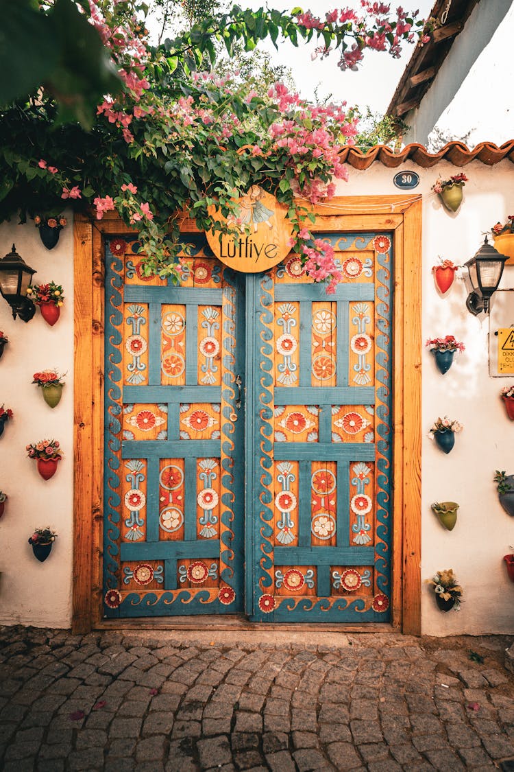 Pattern And Coloured Gate