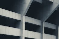 现代建筑立面以抽象方式展示了几何设计和图案