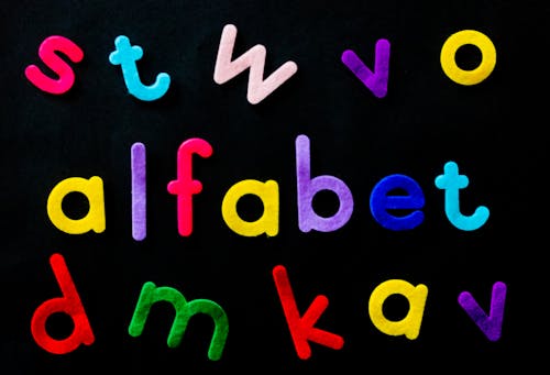 Alfabet Buchstaben In Verschiedenen Farben Auf Schwarzem Hintergrund