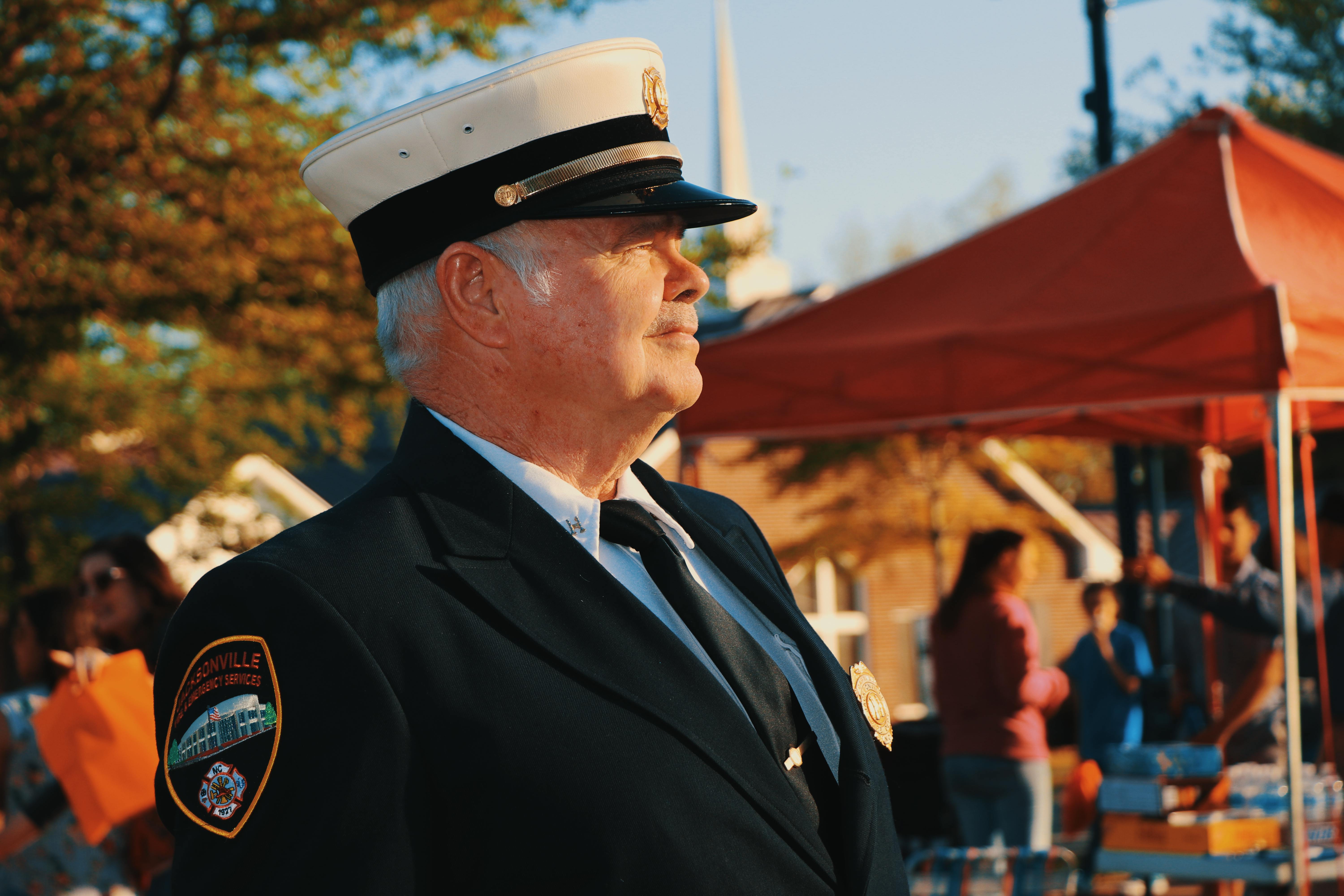 Oficial de policía de pie cerca de una tienda de campaña. | Imagen: Pexels