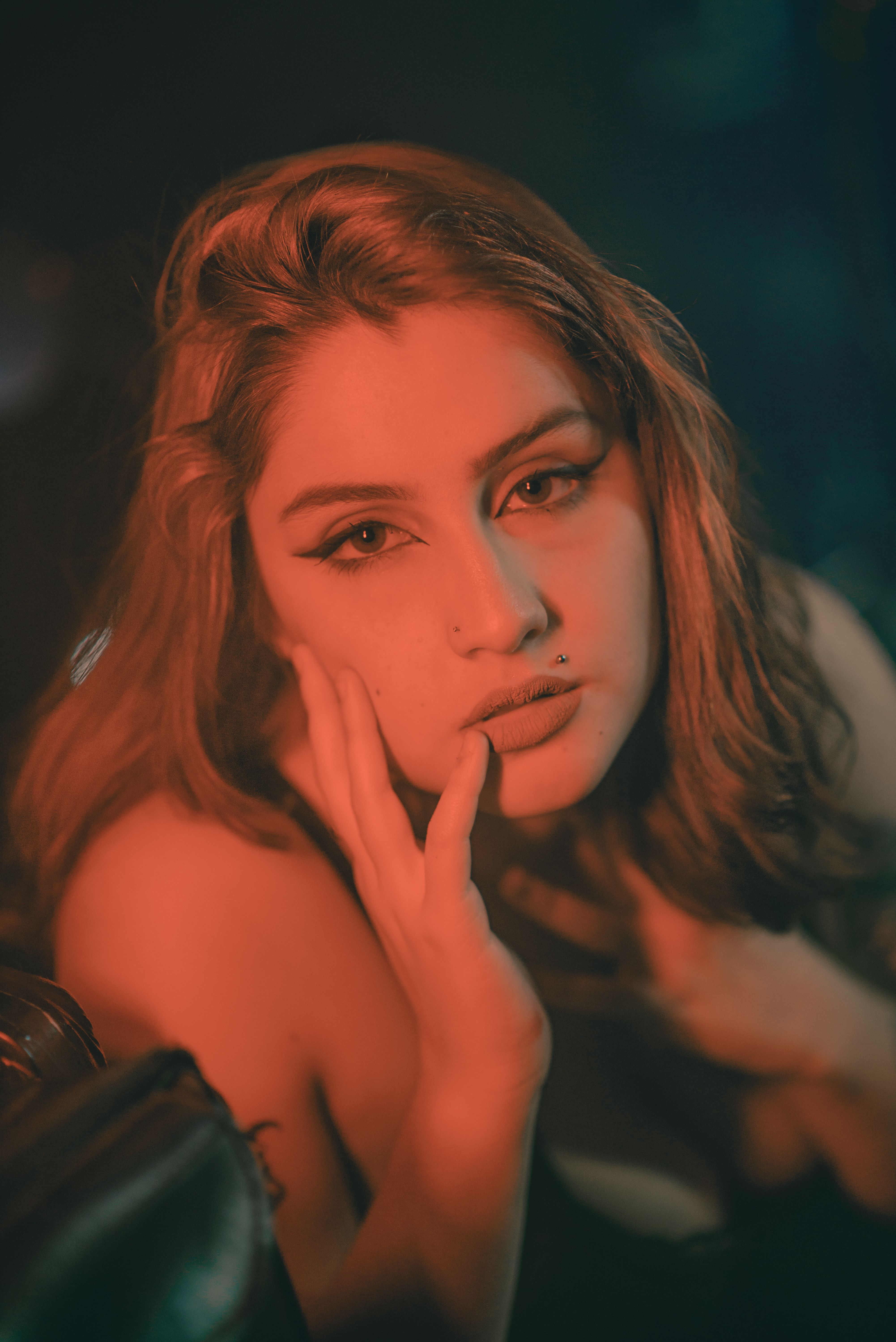 bezplatná Základová fotografie zdarma na téma blond, červené osvětlení, dlouhé vlasy Základová fotografie