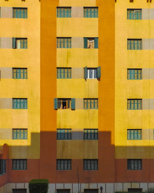 Imagine de stoc gratuită din bloc de apartamente, clădire galbenă, de fereastră