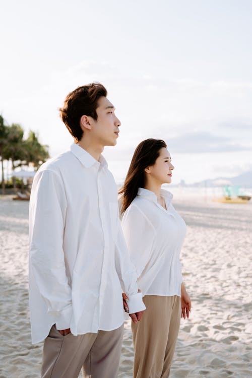 해변에서 함께 서 있는 커플
