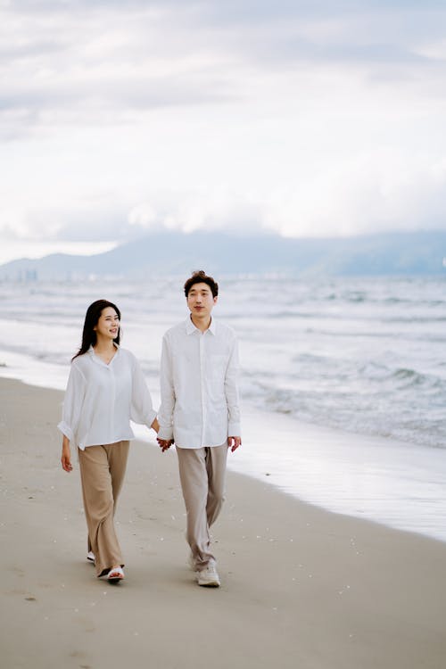 Foto profissional grátis de andando, areia, casal