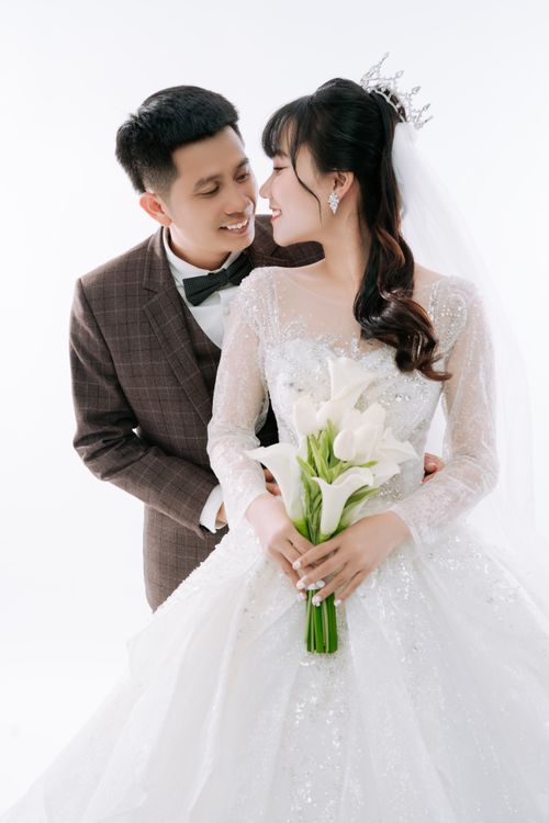 Free A joyful couple in wedding attire, face to face with smiles and elegance. Stock Photo
