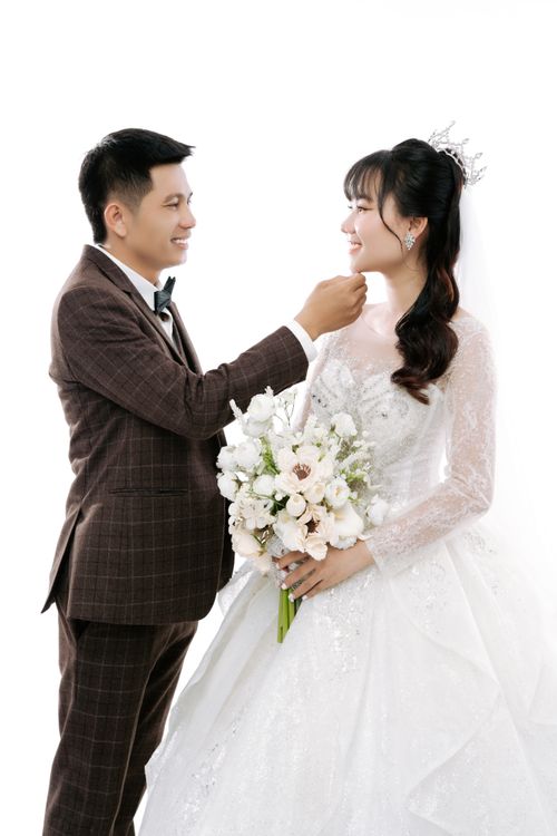 Free A happy bride and groom share a romantic moment during their wedding photoshoot. Stock Photo