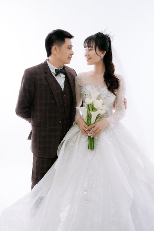 Free Charming bride and groom in classic wedding attire celebrating their special day with love and joy. Stock Photo