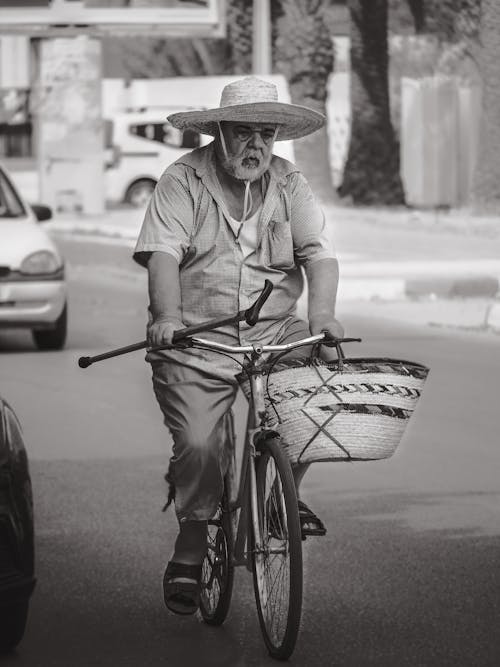 Foto d'estoc gratuïta de barret, blanc i negre, canya