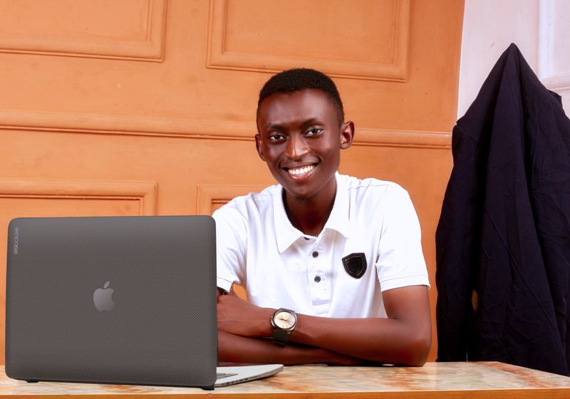 Apprenant PROXIA formé à l'intelligence artificielle au bureau