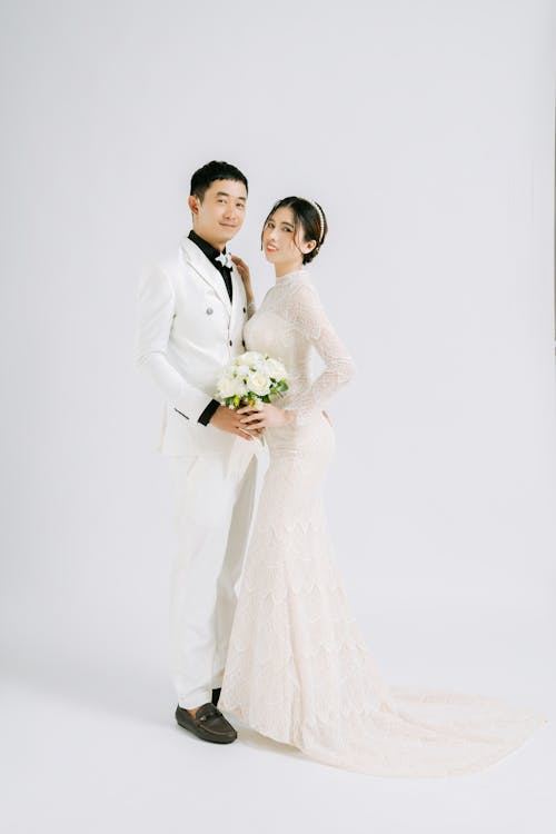 Бесплатное стоковое фото с Азиатская пара, белый костюм, брак