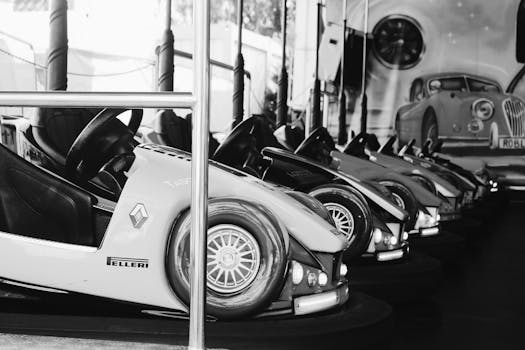 碰碰车在游乐园游乐设施中停放的单色图像