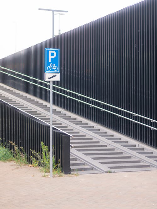 Základová fotografie zdarma na téma černá zeď, dopravní značka, jízdní kolo