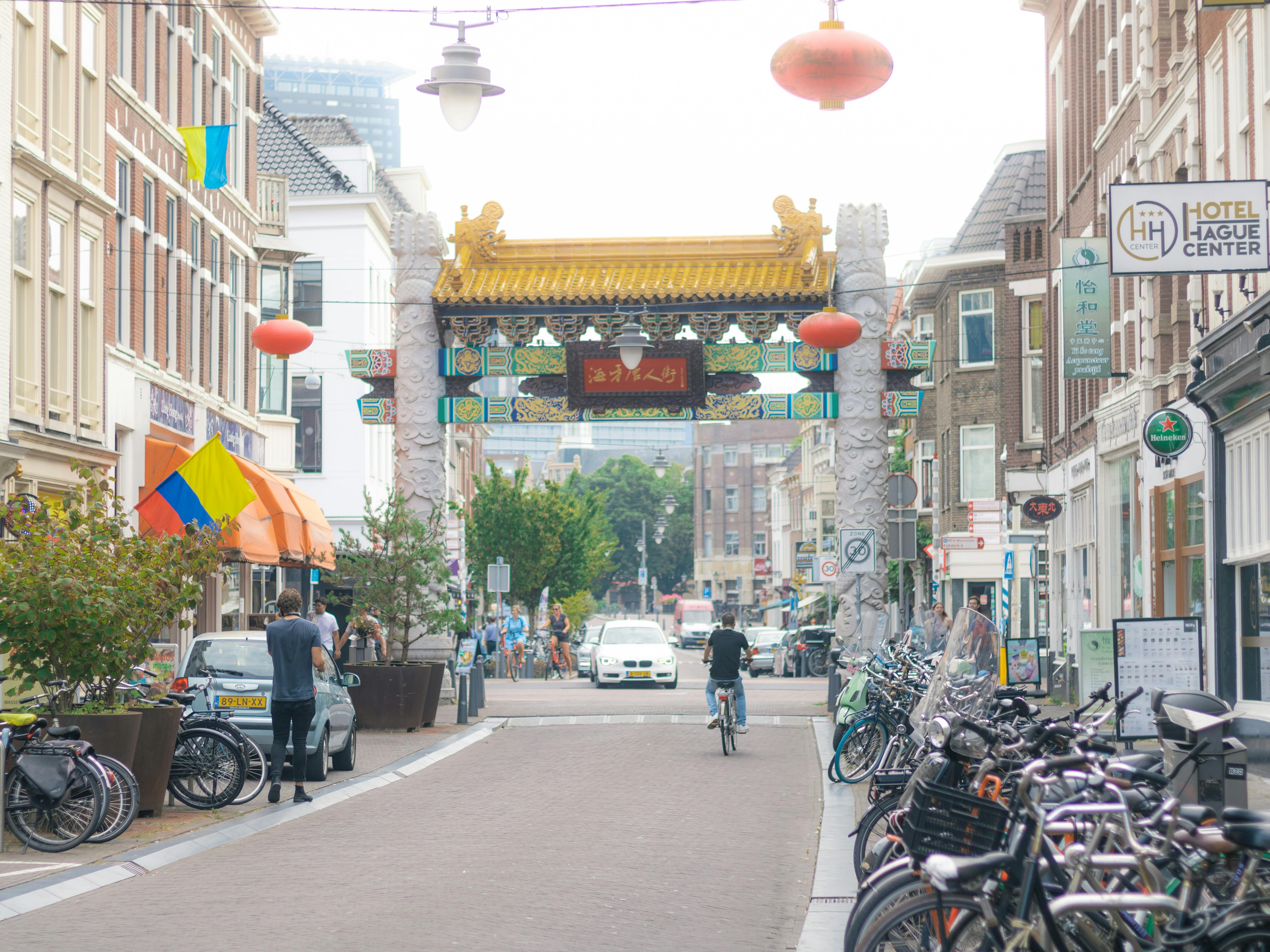 Lahey'in yerel kültürünü ve sosyal dokusunu keşfeden, toplumsal uyum içindeki farklı kültürlerden bir grup insan.