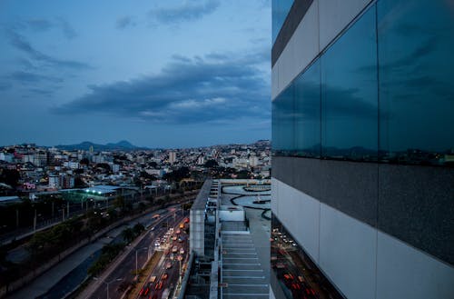 Edifício Cinza E Branco Com Vista Para O Horizonte Da Cidade