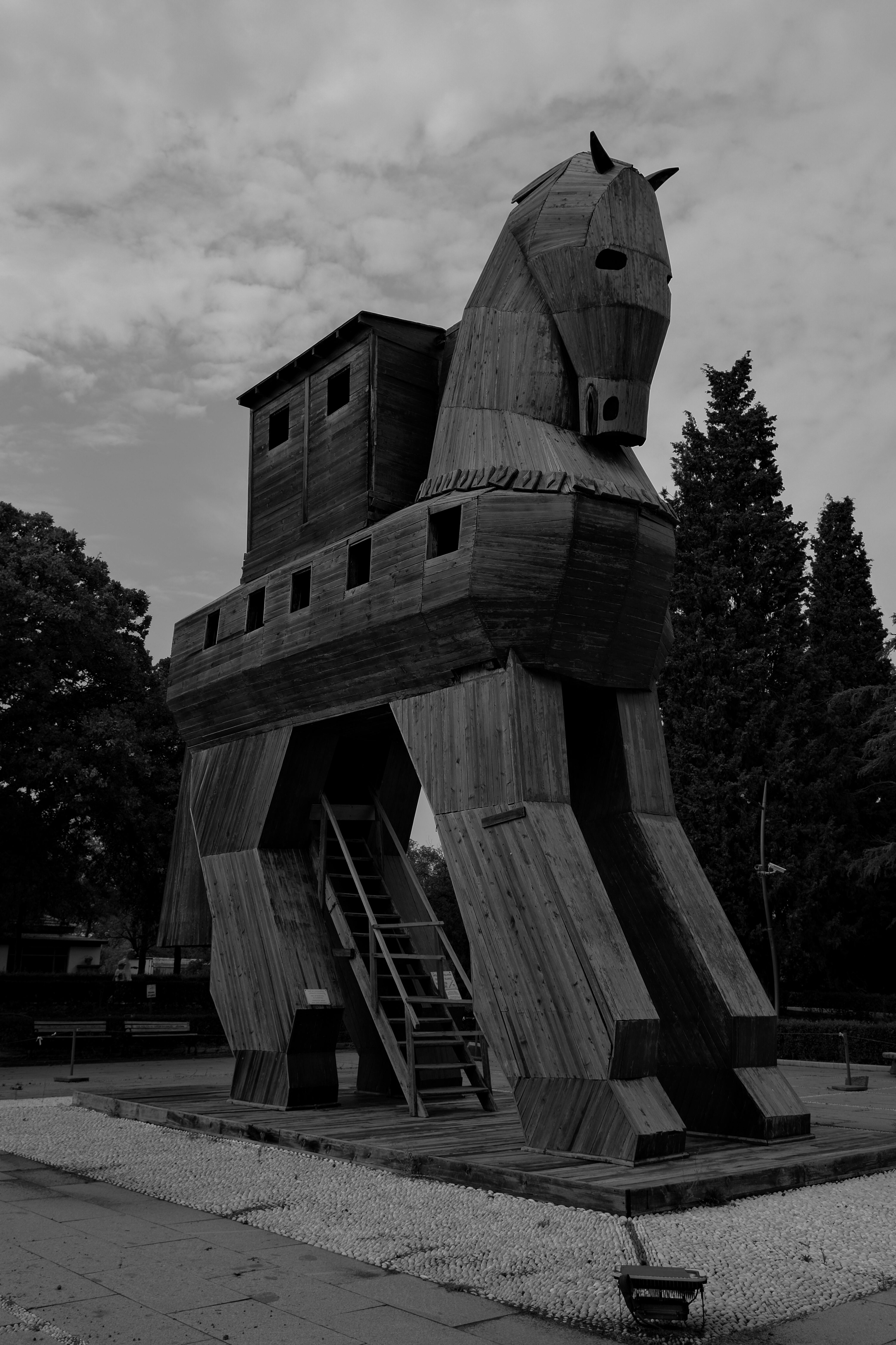 a grayscale of a replica of the trojan horse