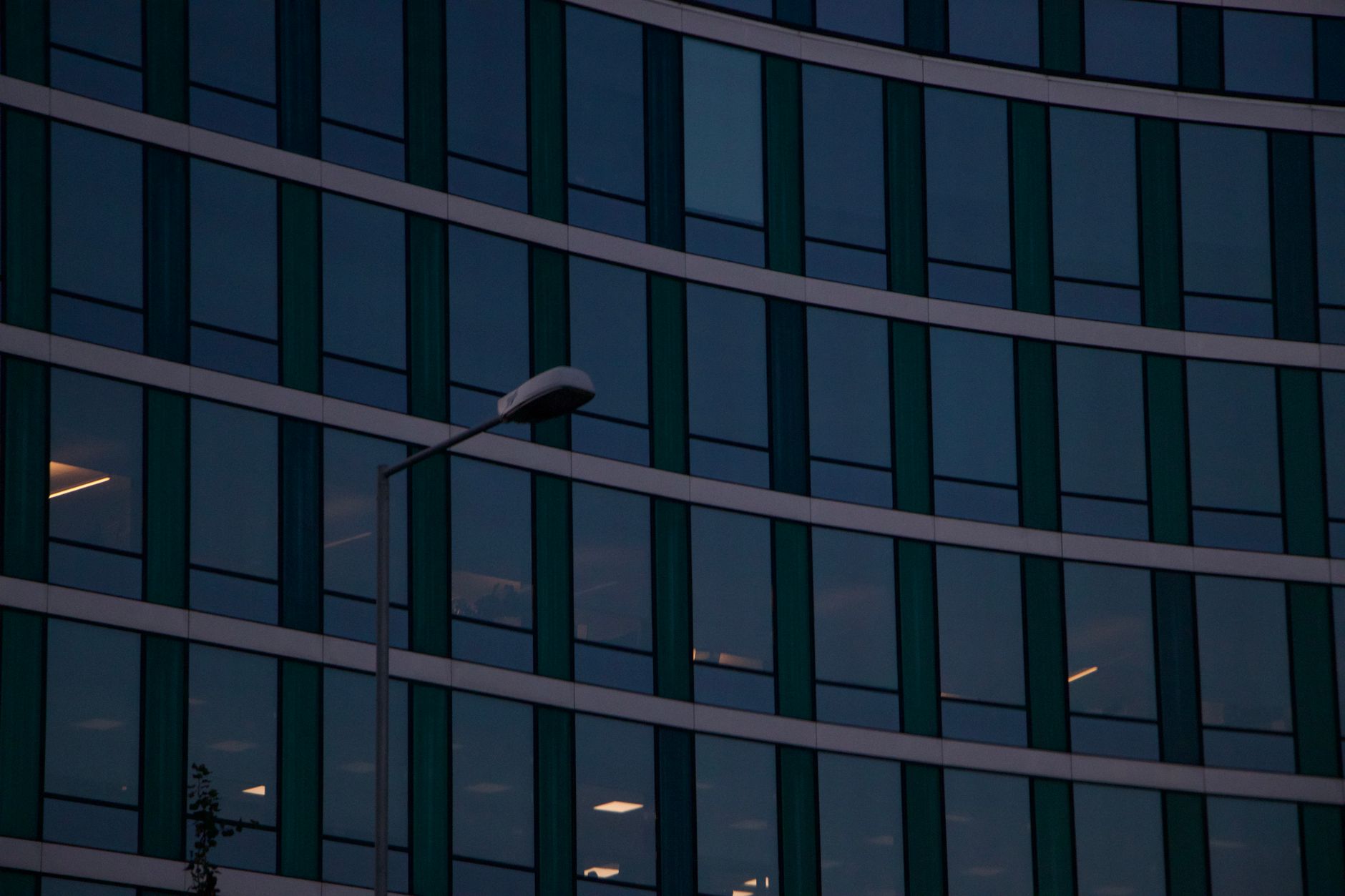 A minimalist architectural reflection of a modern financial district at dusk, representing clarity in global capital strategy.