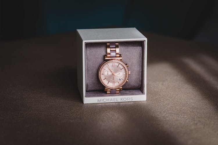 Round Gold-colored Analog Watch With Link Bracelet And Box