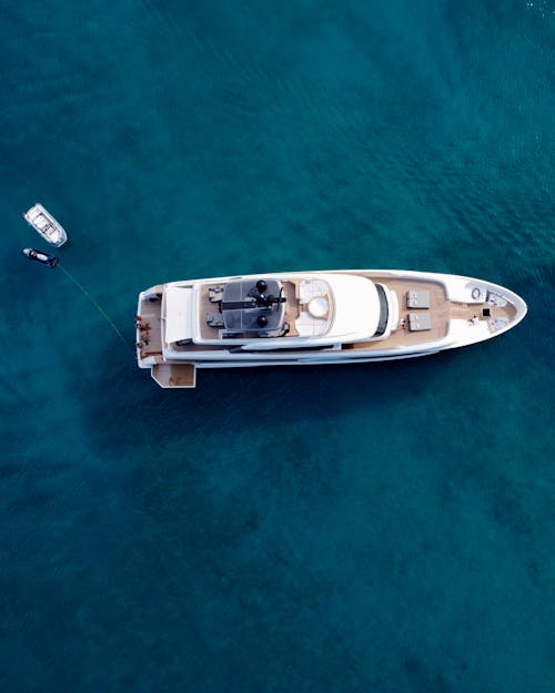 Free Overhead View of Yacht on Sea Stock Photo