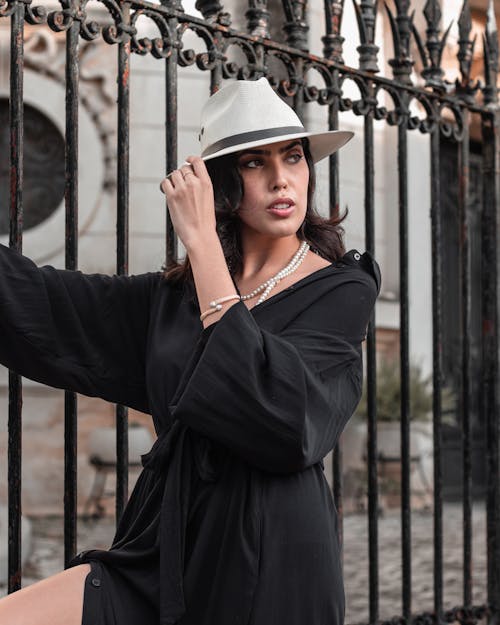 Základová fotografie zdarma na téma bílý klobouk, černé šaty, elegantní