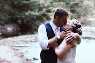 一对恩爱的夫妇在风景优美的河边温柔地接吻