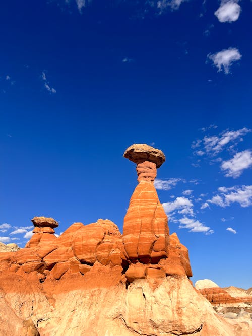 Kostenloses Stock Foto zu blauer himmel, geologische formation, giftpilz hoodoos