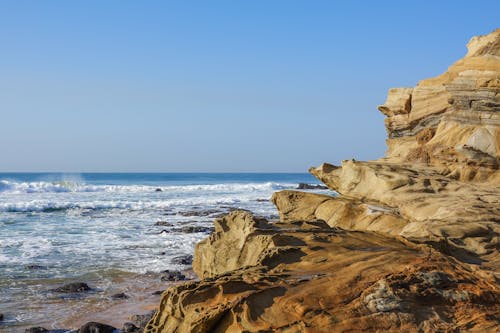 Foto profissional grátis de cênico, céu azul, costa rochosa