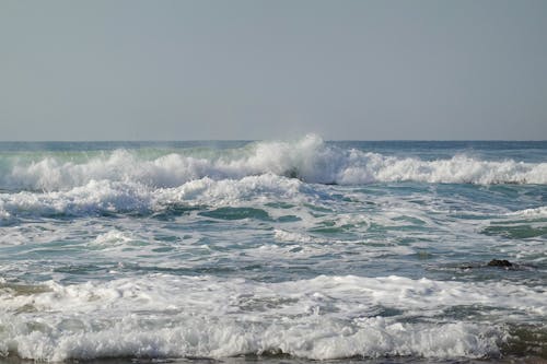 Free Ocean Waves Crashing on the Shore Stock Photo
