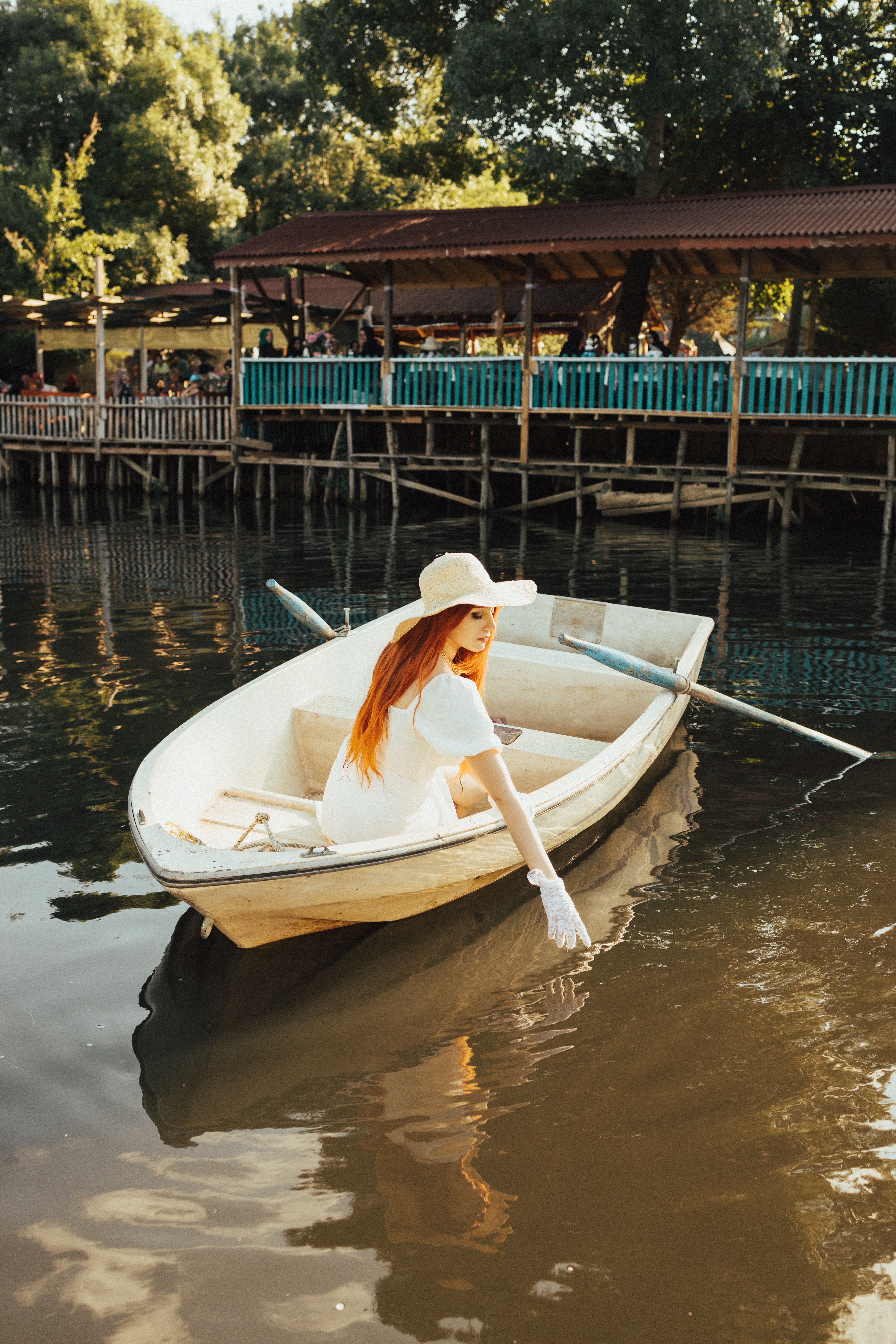 [ColoSach]-a-woman-in-a-hat-and-dress-enjoys-a-serene-boat-ride-in-riva,-istanbul,-turkey.