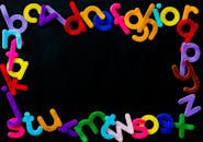 黑色背景上，色彩缤纷的字母排列成边界