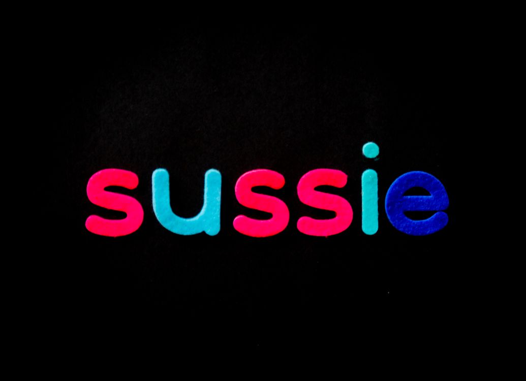 Suzzie Lettering Black Background With Sussie Text Overlay · Free Stock Photo