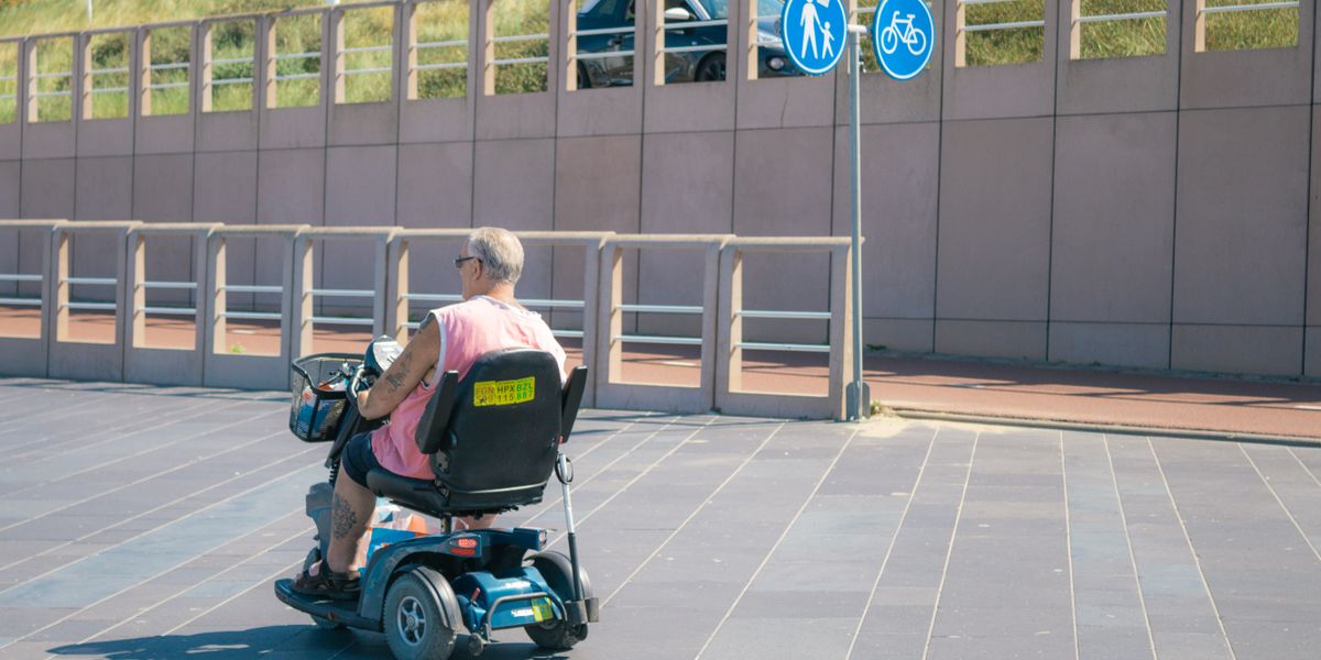 Senior auf modernem Elektromobil genießt Mobilität und Unabhängigkeit im Freien