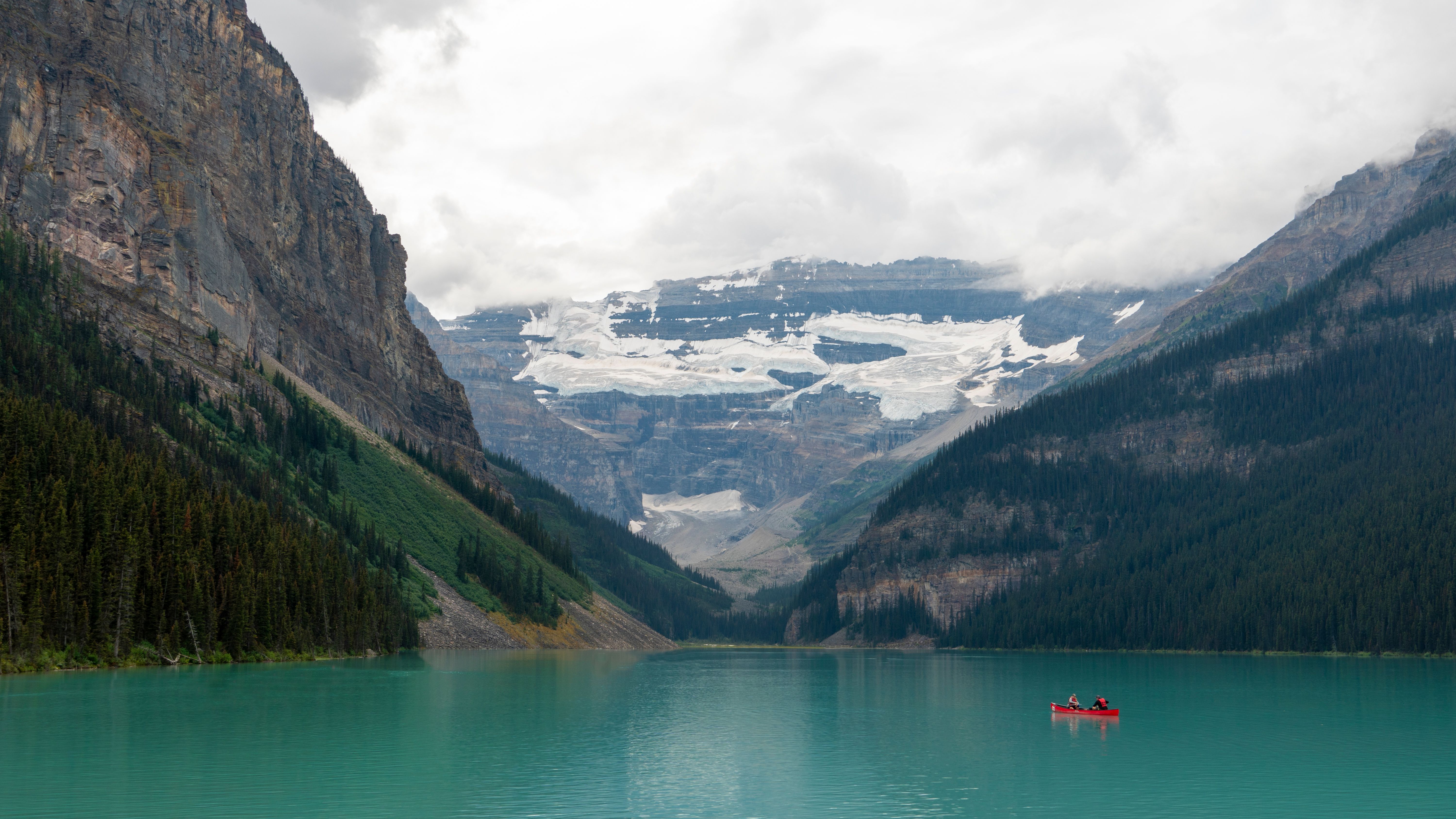 Schilderij van Canada met bergachtig panorama.