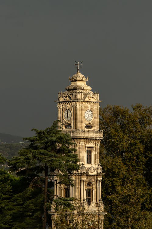 Gratis lagerfoto af dolmabahce klokketårn, grønne træer, historisk sted