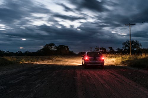 Безкоштовне стокове фото на тему «автомобіль, водіння, ґрунтова дорога»