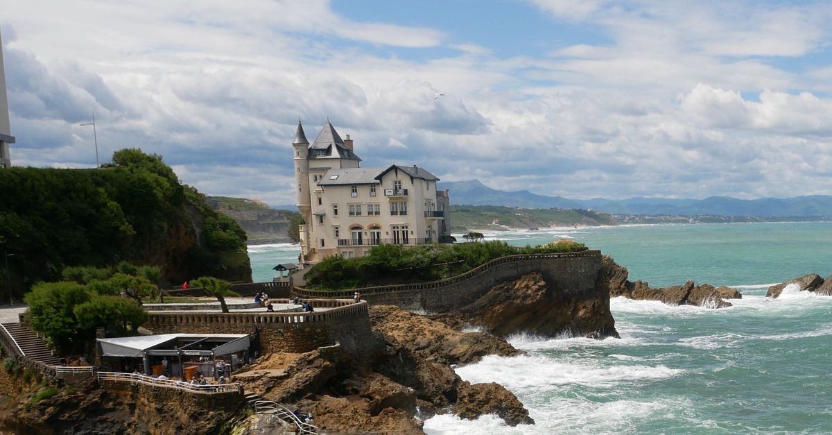 La Villa Belza surplombant la côte vibrante de Biarritz, France, un parfait mélange de nature et d'architecture.