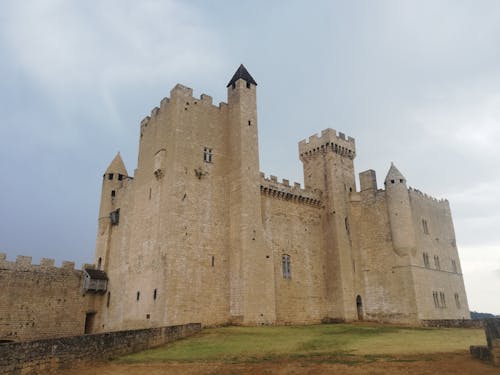 Foto profissional grátis de castelo, céu nublado, design arquitetônico
